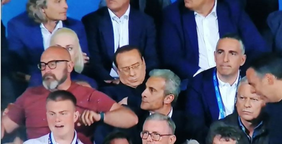berlusconi-sleeps_1_1.jpg